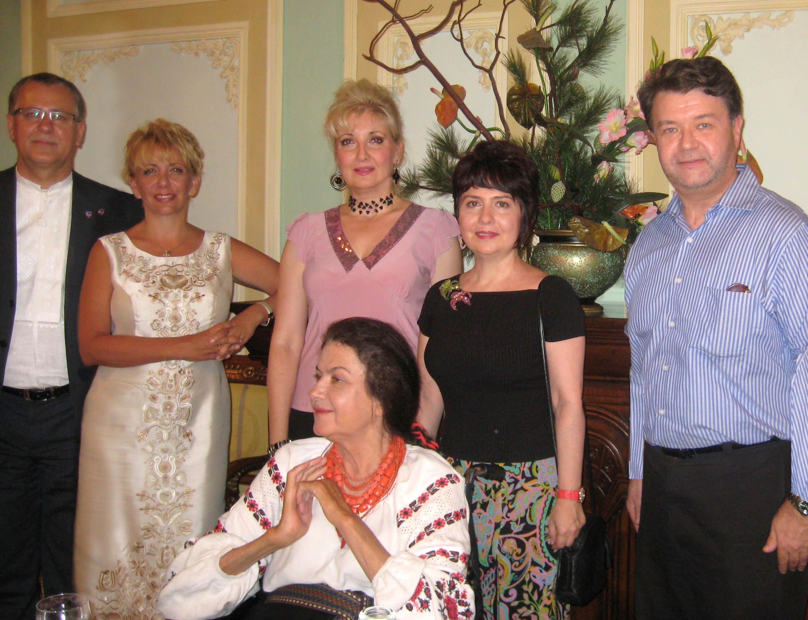 Culture Minister V. Vovkun, Ukraine's First Lady Kateryna Yushchenko, Lisa Shymko, Margareta Shpir, John Pidkowich, Nila Kryukova